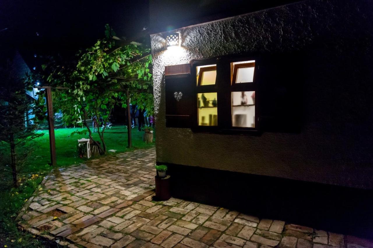 Salas Isailovi Sremska Mitrovica Exterior foto